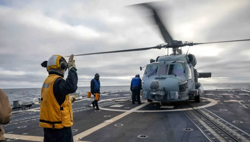 Un Sehawk MH-60R se posa en el buque US Roosevelt, en una imagen de archivo. | THE OBJECTIVE